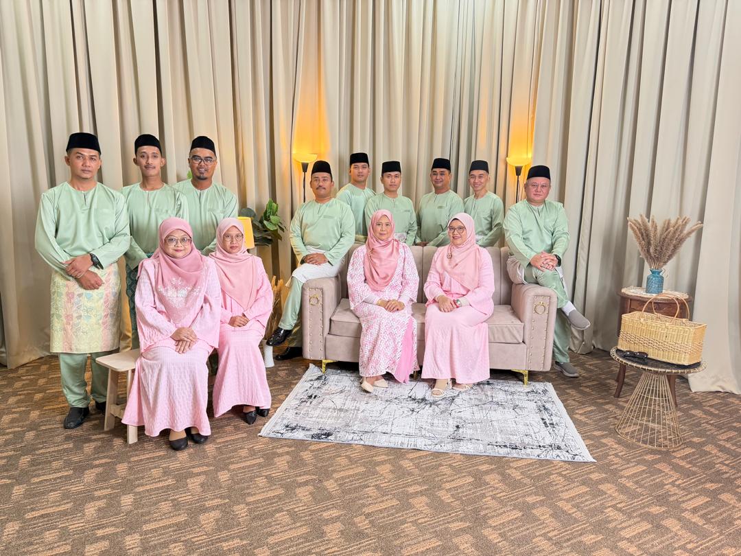 Kenangan sesi bergambar sempena sambutan Hari Raya Aidilfitri. 1