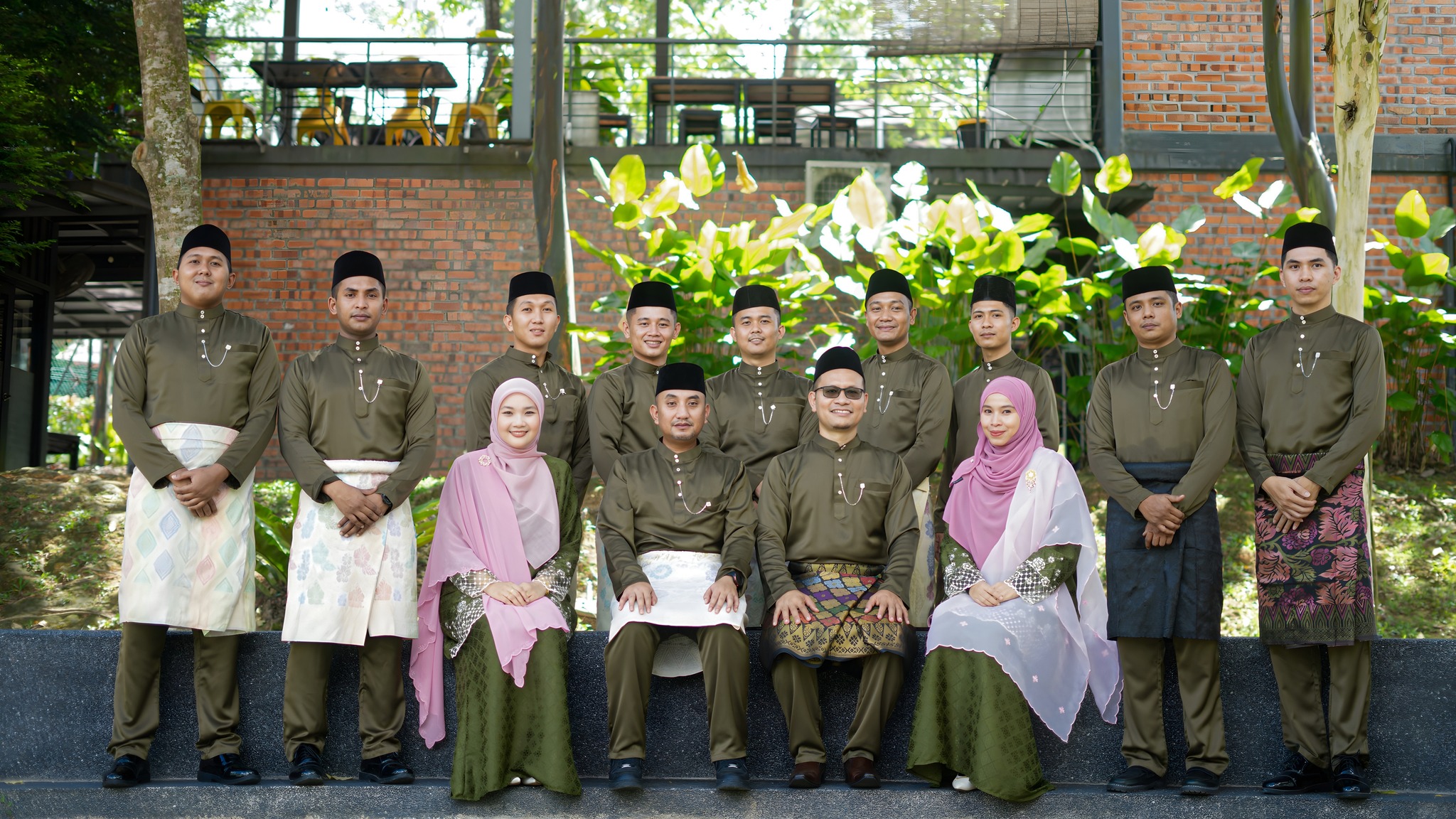Kenangan sesi bergambar sempena sambutan Hari Raya Aidilfitri. 2