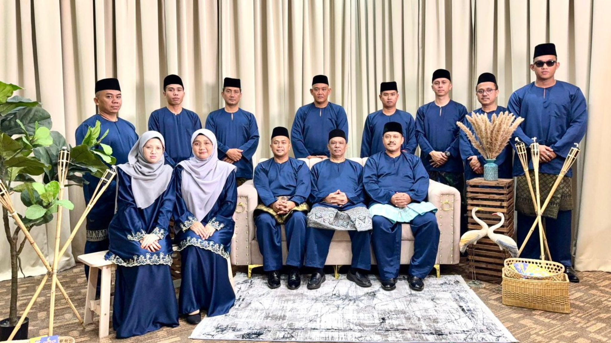 Kenangan sesi bergambar sempena sambutan Hari Raya Aidilfitri. 3