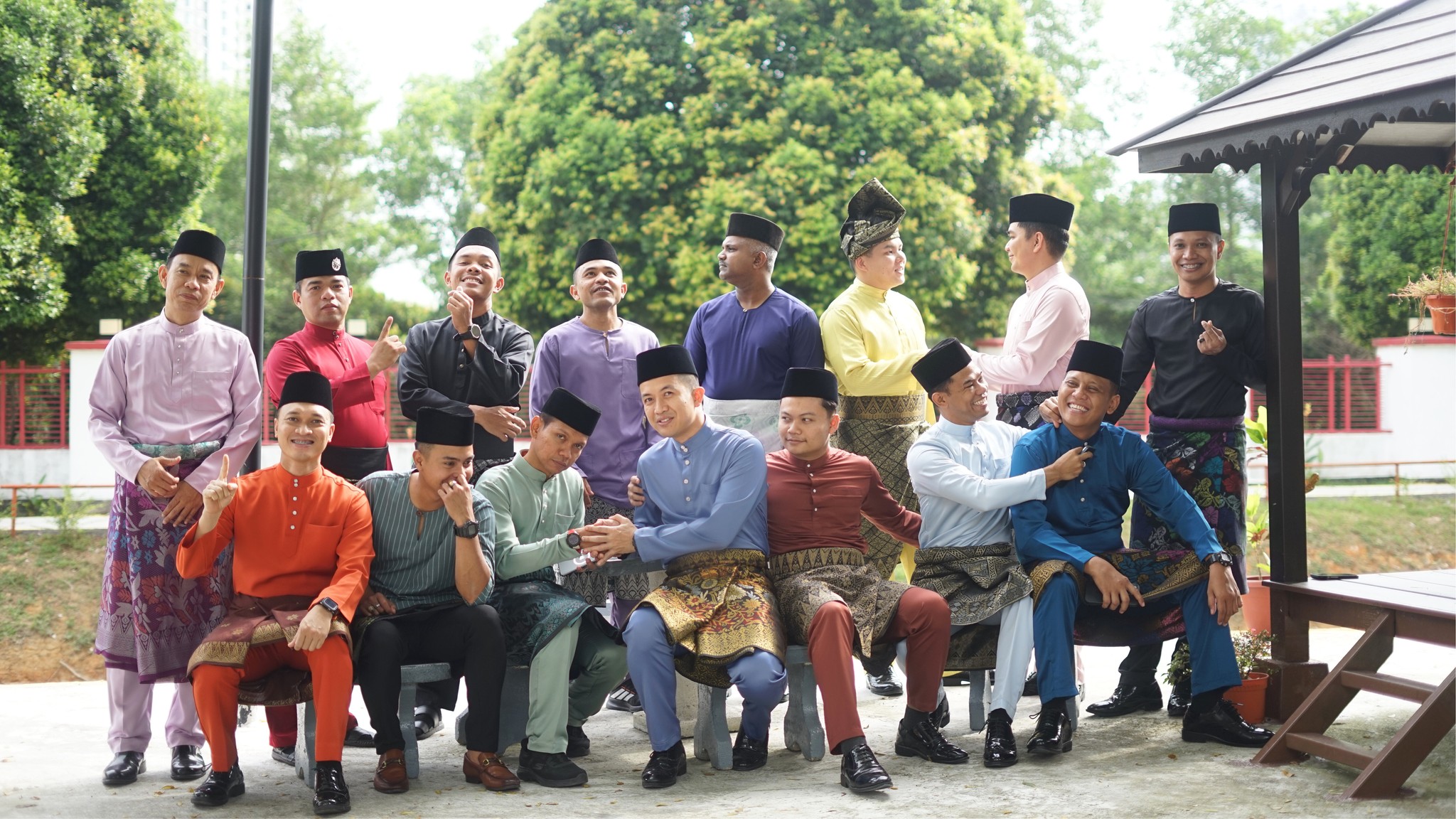 Kenangan sesi bergambar sempena sambutan Hari Raya Aidilfitri. 5