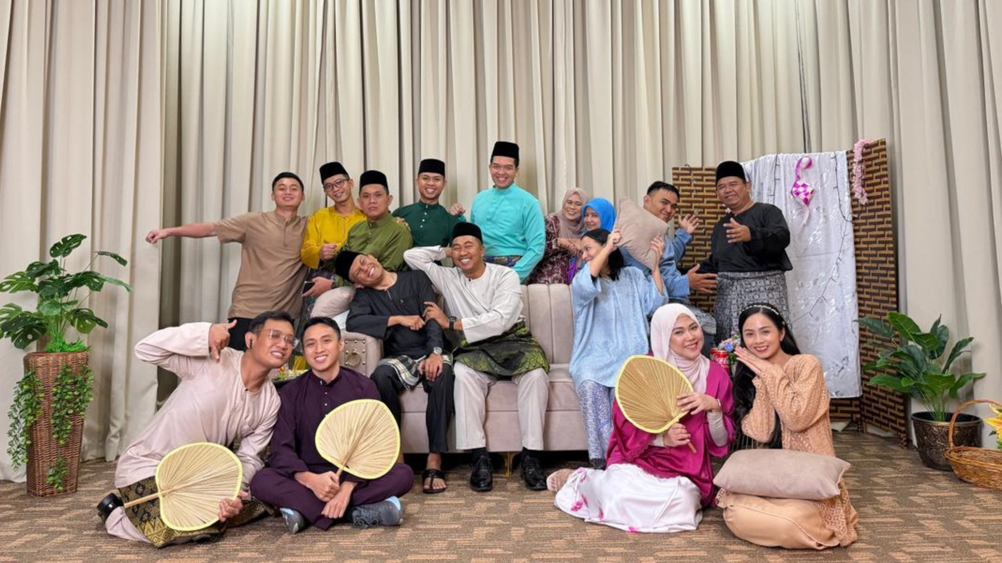 Kenangan sesi bergambar sempena sambutan Hari Raya Aidilfitri. 6