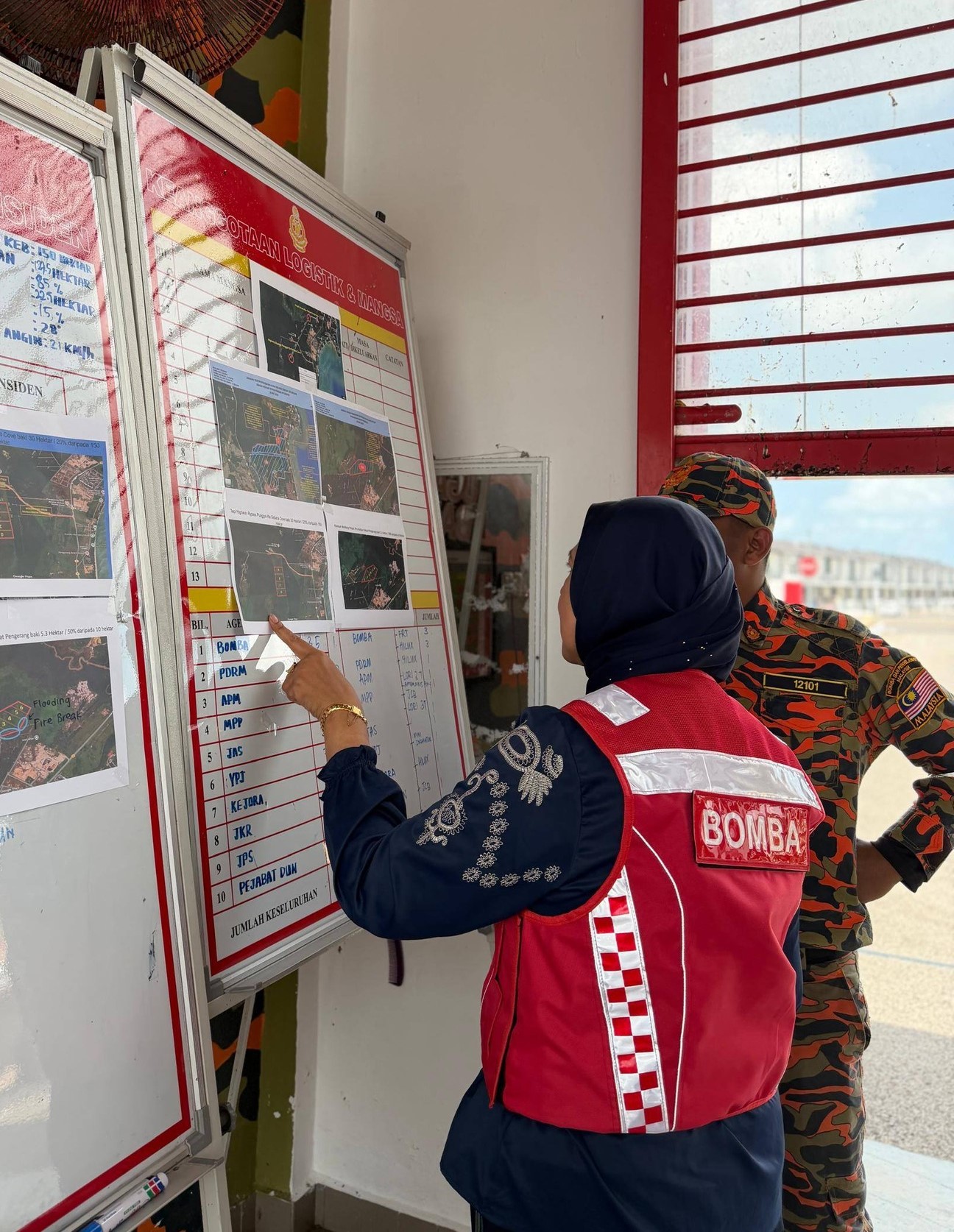 PENGARAH JBPM JOHOR TURUN PADANG MENINJAU OPERASI PEMADAMAN KEBAKARAN HUTAN PUNGGAl 85 KAWASAN BERJAYA DIKAWAL 2