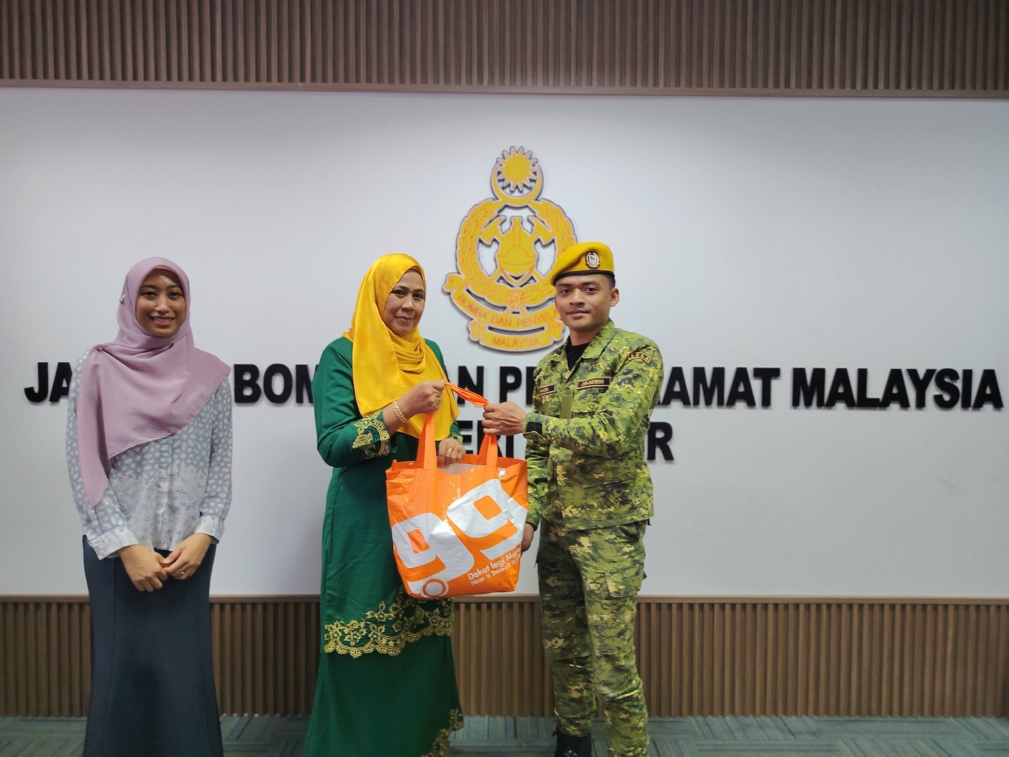 Petugas Kebersihan dan Anggota RELA Terima Sumbangan Bakul Makanan di JBPM Johor 1