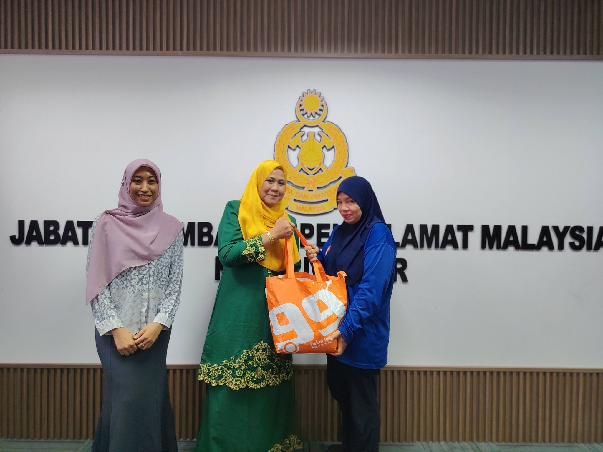 Petugas Kebersihan dan Anggota RELA Terima Sumbangan Bakul Makanan di JBPM Johor 2