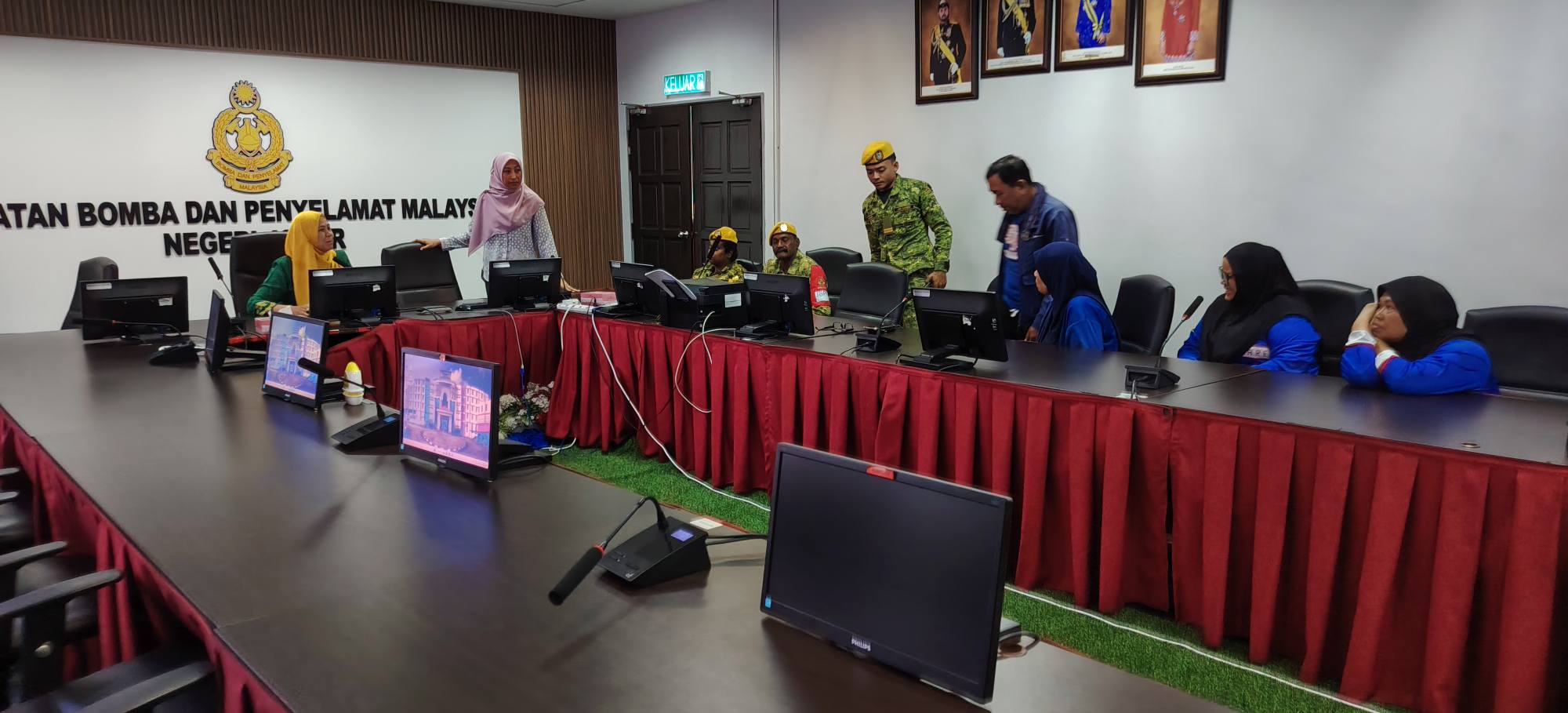 Petugas Kebersihan dan Anggota RELA Terima Sumbangan Bakul Makanan di JBPM Johor 3