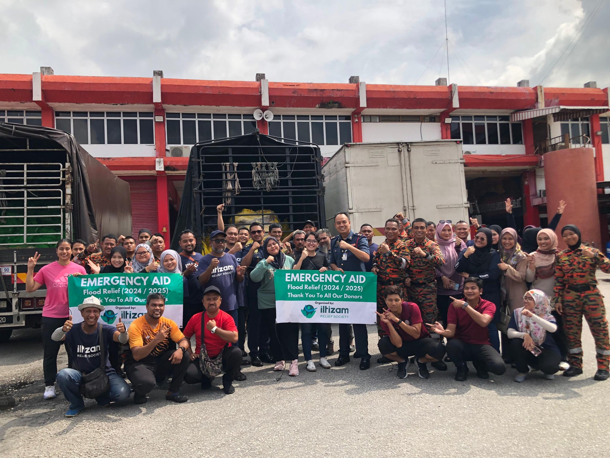 KHIDMAT SUKARELA PEGAWAI BOMBA BAGI PEMUATAN BARANG BANTUAN UNTUK MANGSA BANJIR DI KELANTAN