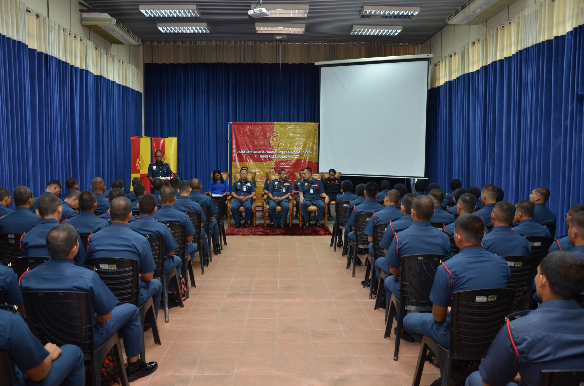 SESI PERJUMPAANPENGARAH JABATAN BOMBA DAN PENYELAMAT MALAYSIA NEGERI SELANGORBERSAMAPEGAWAI BOMBA GRED KB1 LANTIKAN BAHARU