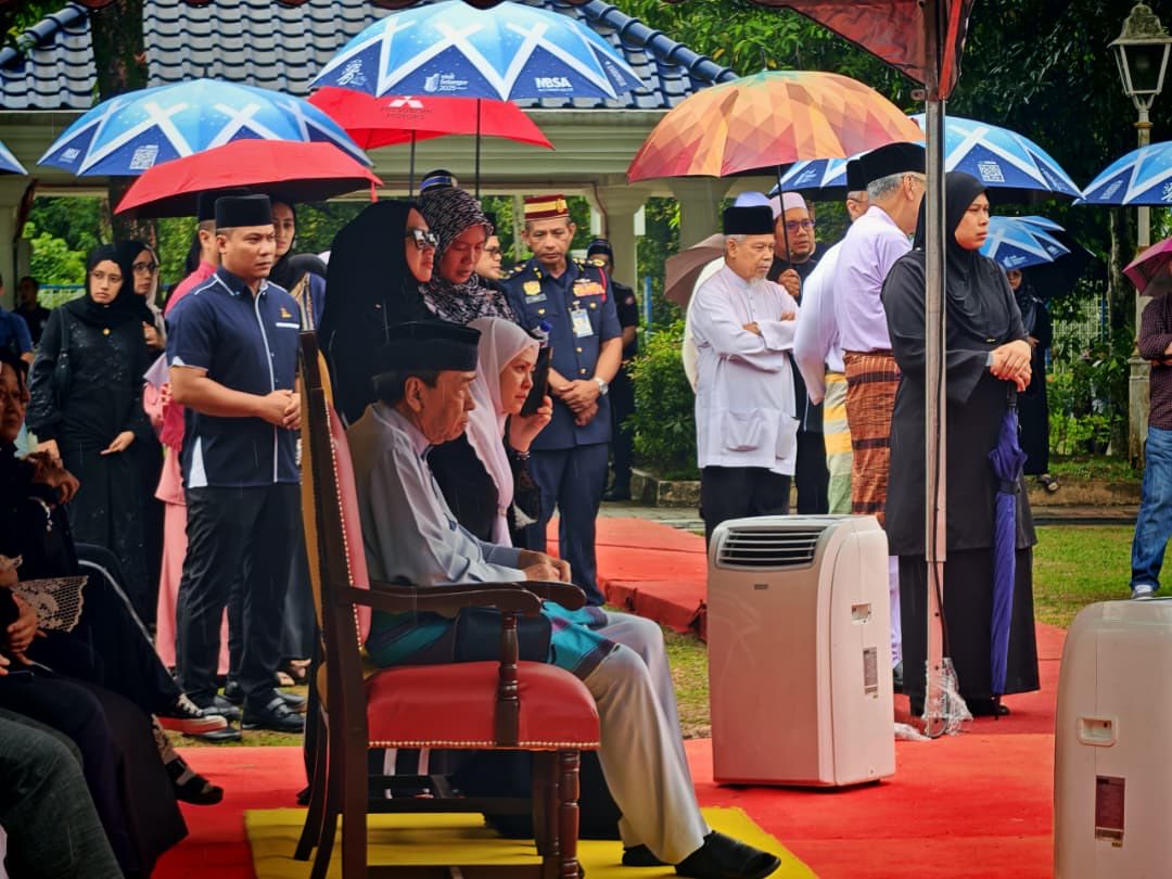 DYMM SULTAN SELANGOR SULTAN SHARAFUDDIN IDRIS SHAH ALHAJ BERKENAN BERANGKAT MENZIARAH JENAZAH BONDA MERTUA BAGINDA ALLAHYARHAM HAJAH ESAH BINTI TAHAR DI MASJID SULTAN SALAHUDDIN ABDUL AZIZ SHAH SHAH ALAM