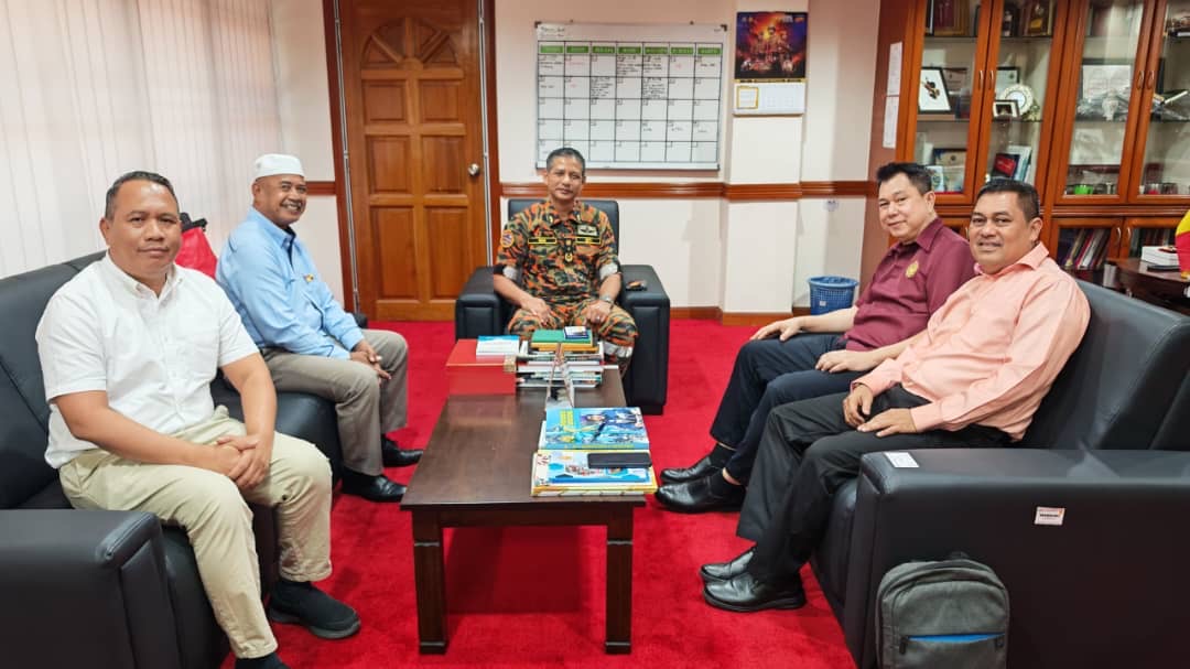 KUNJUNG HORMAT DARI Y.M TENGKU DATO DR. HISHAMMUDDIN ZAIZI BIN Y.A.M TENGKU BENDAHARA AZMAN SHAH ALHAJ