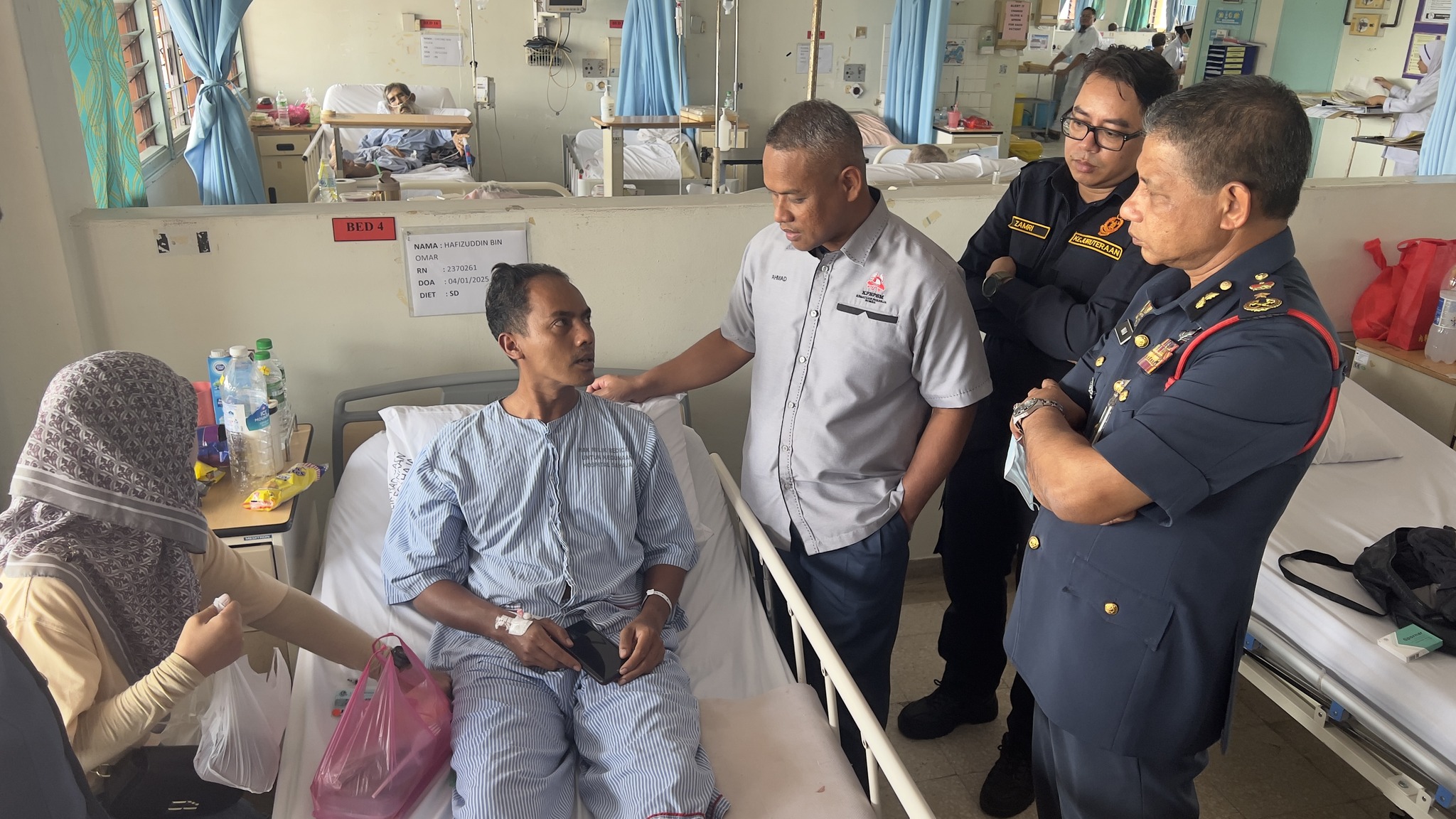 ZIARAH KEBAJIKAN PEGAWAI MASUK HOSPITAL AKIBAT SAKIT