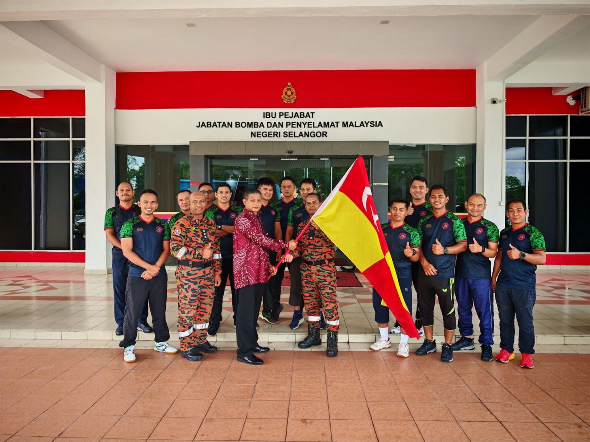 perjumpaan khas bersama pengarah dan penyerahan bendera 1