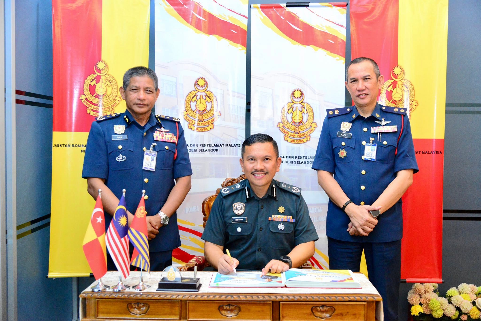 kunjung hormat dan libat urus