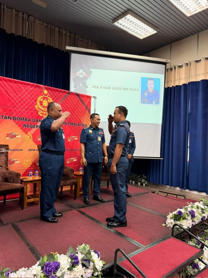 majlis pemakaian tanda pangkat dan bacaan ikrar 5